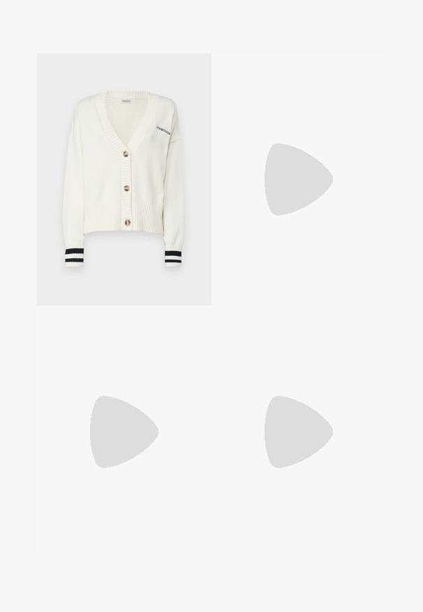 Valkoinen neulecardigan V-pääntiellä, jossa on neljä suurta nappia ja musta-valkoiset raidat hihoissa. Tekstissä lukee "GUESS JEANS."; Harmaa beigepitkähiha turtleneck-paita, joka on valmistettu pehmeästä ja joustavasta materiaalista. Tiukka muotoilu, jossa on uritetut pinnat ja normaali hihansuu.; Tummansiniset leveälahkeiset farkut, jotka on valmistettu denimistä. Ominaisuuksiin kuuluvat vyölenkit, etutaskut ja kontrastivärinen ommel. Leveä lahkeensuu.; Mustat slingback-kengät, joissa on terävä kärki, valmistettu sileästä materiaalista, pieni korko ja koristeellinen hopeinen yksityiskohta kengän päällä.