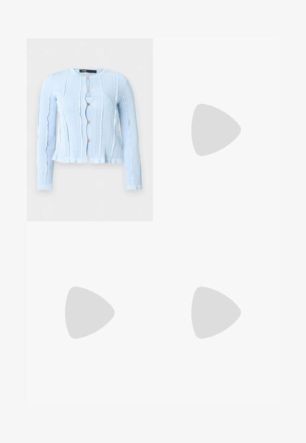 Cardigan en tricot bleu clair à manches longues avec des bords ondulés, des motifs texturés verticaux et cinq boutons décoratifs dorés sur le devant.; Robe sans manches couleur crème avec fines bretelles, encolure carrée, taille ajustée avec une petite ceinture et jupe évasée.; Chaussure slingback beige en cuir verni à talon bas, bout pointu et bride réglable avec boucle sur fond uni.; Petit sac à main bleu clair crocheté avec une petite bandoulière et une fermeture éclair dorée, présenté sur un fond clair uni.