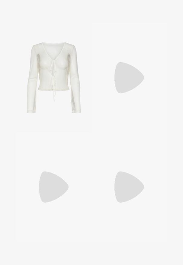 Haut longue manches en mesh blanc avec un col en V et une fermeture à nouer à l'avant, présentant une silhouette ajustée et un tissu texturé et transparent sur l'ensemble.; Robe blanche à manches courtes, avec un motif floral noir sur un côté. Texture douce, coupe aux genoux, lignes épurées et fermeture éclair au dos.; NEOUS GIENA  - Sandales à talons hauts - cream; Boucles d'oreilles créoles en or avec pendentifs ronds au logo DKNY et petits cristaux incrustés sur fond blanc.