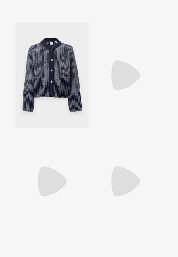 Cardigan en tricot bleu marine avec un motif rayé texturé, doté d'un col rond, d'une fermeture à boutons et de deux poches avant.; Chemise à rayures bleu clair à boutons, fabriquée dans un tissu à texture lisse ; elle possède un col classique et des manches longues avec des poignets à bouton.; Shorts en coton bleu clair avec un motif rayé, ceinture élastique et cordon de serrage ajustable. Présente une coupe décontractée et une texture lisse.; Chaussure plate en daim marron avec bout pointu et bride à boucle dorée sur le côté, vue de profil sur fond blanc.