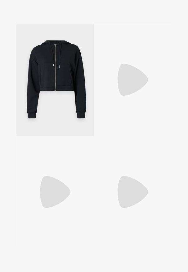 Sweat à capuche noir court en tissu doux, avec une fermeture éclair, des poches avant et des cordons sur la capuche. Manches longues avec poignets ajustés.; T-shirt noir court à manches courtes, en tissu lisse. Comprend une bande grise à l'ourlet avec le logo "Calvin Klein" en blanc.; Pantalon droit taille élastique noir avec un logo discret sur la partie haute de la cuisse, présenté de face sur un fond uni.; Chaussures de sport noires en matériau mesh et suède, avec un logo Puma blanc, des lacets élastiques et une semelle en caoutchouc texturée.
