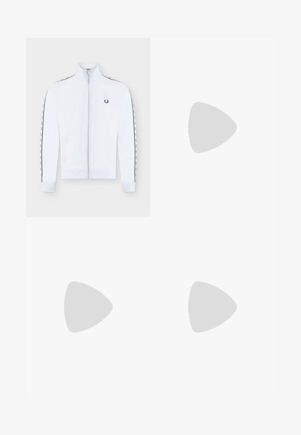 Veste de survêtement blanche à fermeture éclair avec col haut, manches longues avec bandes noires à logo laurier, poches latérales et petit logo noir brodé sur la poitrine.; T-shirt blanc manches courtes col rond avec petit logo noir EA7 Emporio Armani sur le côté gauche de la poitrine.; Shorts noirs mi-mollet avec taille ajustable à cordon et un petit patch logo blanc Armani Exchange sur la partie inférieure gauche de la jambe.; Chaussure de sport en cuir noir avec une finition lisse, bout arrondi, panneau latéral texturé et lacets noirs. Présente une semelle en caoutchouc plate et un design minimaliste.