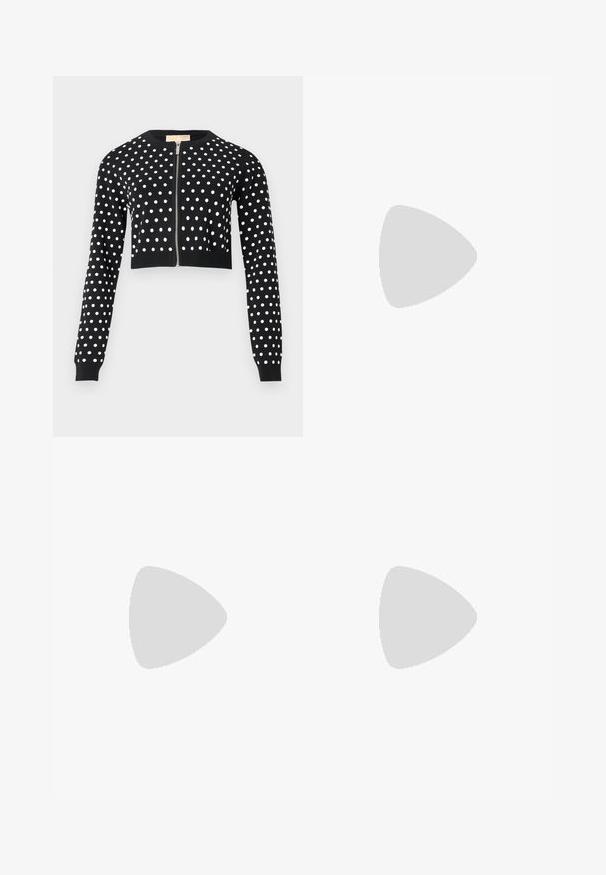 Cardigan court noir à pois blancs, manches longues, poignets et ourlet côtelés, avec une fermeture éclair argentée à l'avant.; T-shirt blanc à manches courtes avec un col rond superposé et un petit emblème doré sur la poitrine gauche.; Pantalon large noir à taille haute, avec plis sur le devant, fentes latérales et fermeture par bouton doré.; Escarpin en cuir noir avec un bout pointu et un talon bas. Présente une texture lisse et un éclat subtil. Découpe ouverte à l'avant pour un détail supplémentaire.