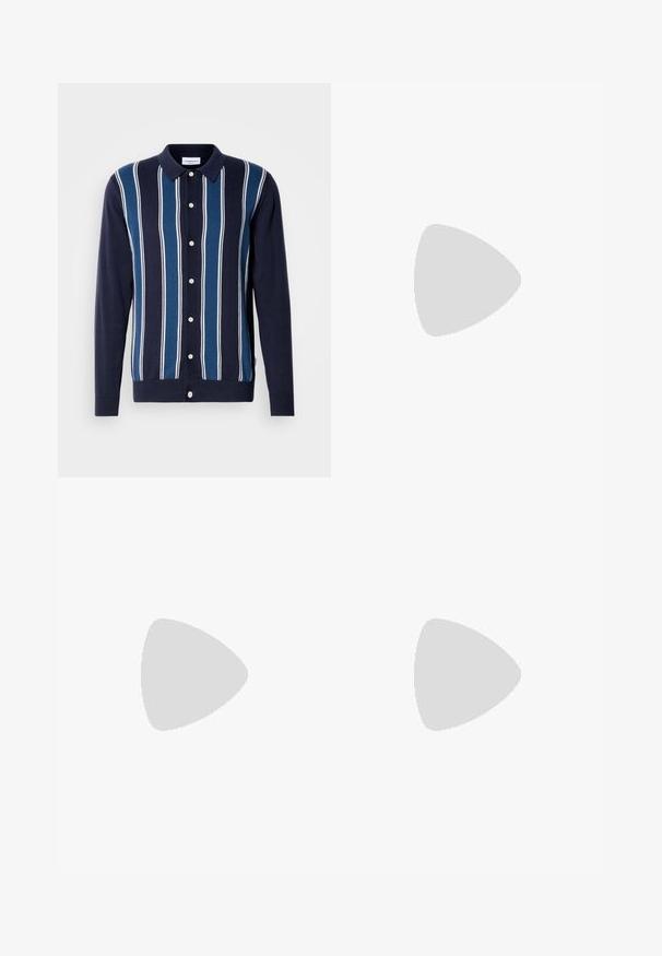 Polo de manga larga en azul marino con rayas alternas finas y gruesas en azul y blanco. Cuenta con un cierre de botones en la parte delantera y un cuello clásico.; Camiseta blanca de manga corta con cuello redondo y un gráfico rectangular abstracto negro en el lado izquierdo del pecho.; Jeans de mezclilla azul de pierna recta con cinco bolsillos y cierre frontal de botón sobre un fondo blanco.; Zapato casual marrón de ante con cordones y suela de goma plana, visto de lado sobre un fondo claro y liso.