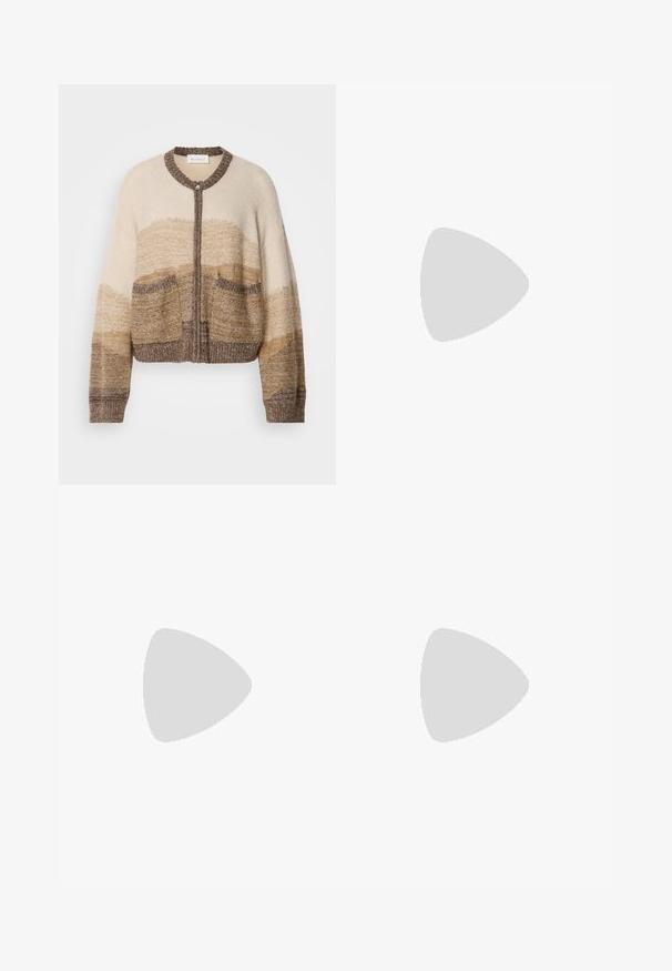 Beige og brun strikket cardigan med rund krave, lynlås lukning og to forreste lommer. Har et gradientmønster og tekstureret stof.; Brun ribstrikket langærmet graviditetskjole med bølget kant ved ærmerne og en figursyet silhuet for komfort og stil under graviditeten.; Brun læder knæhøj støvle med afrundet tå, glat tekstur og minimale syningsdetaljer, sat mod en lys baggrund på en hvid stol.; Zign LEATHER - Shopping bags - chocolate brown