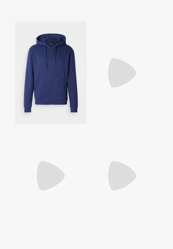 Sweat à capuche bleu marine en tissu doux, avec fermeture éclair intégrale, capuche à cordon de serrage et poches avant, orné d'un petit logo sur la poitrine.; T-shirt bleu clair à manches courtes avec un petit logo rectangulaire bleu portant la mention "HUGO" centré sur la poitrine.; Jean droit en denim bleu clair avec fermeture par bouton et zip, poches avant et arrière, et passants de ceinture à la taille.; Baskets en toile beige avec bout arrondi, semelle en caoutchouc plate et lacets à l'avant. Présente un design minimaliste et un accent noir contrastant au niveau du talon.