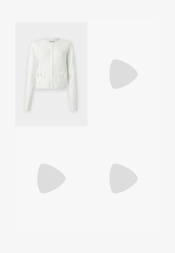 Cardigan blanc en maille avec manches longues, encolure ronde, fermeture à boutons, et deux poches ornées de petits nœuds. Matière douce et texturée.; T-shirt blanc à manches courtes avec cinq appliques en nœuds pailletés roses placées sur le devant et les manches.; Jean en denim bleu à taille haute et jambes larges, avec poches avant et ceinture assortie en tissu nouée à la taille.; Jambes portant des leggings côtelés foncés associés à des ballerines noires avec de petits détails en nœud sur fond blanc.
