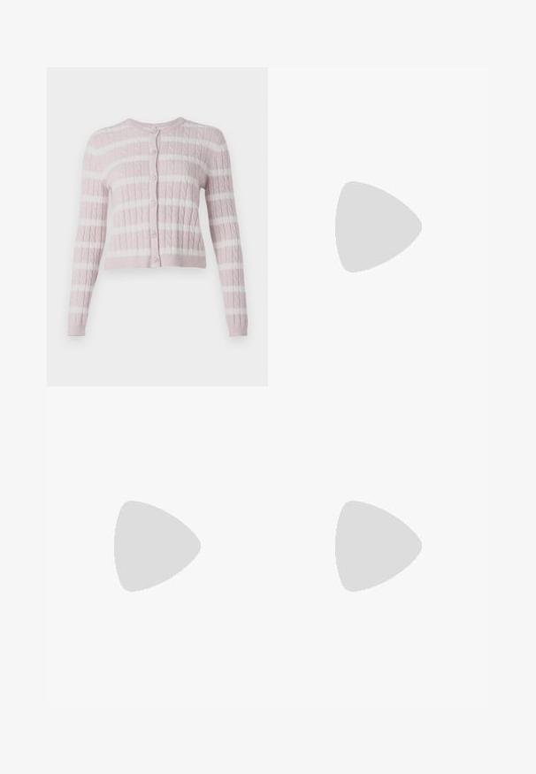 Lyserød kabelstrik cardigan med hvide vandrette striber, knaplukning foran, rund halsudskæring og lange ærmer.; Bourgogne T-shirt med en grafik af en puddel iført et prikket outfit og orange halstørklæde, og ordet "ATTITUDE" over hunden.; Blå denimjeans med klassisk fem-lomme design, knap- og lynlåslukning og let falmning på forsiden af lårene og knæene.; Bordeaux laker læder højhælede sandal med ankelrem, spids tå og tre vandrette remme over foden. Detalje med spænde i guldtonet.
