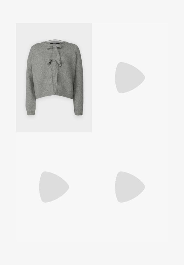 Vero Moda VMBOW LS O-NECK TIE CARDIGAN GA - Chaqueta de punto - medium grey; Top blanco de manga larga con cuello barco. La tela es suave, ajustada y presenta un acabado limpio en los puños y el dobladillo.; Jeans negros de cintura alta y pierna recta con bolsillos de parche delanteros y cierre de botón cobre sobre un fondo neutro.; Piernas con leggings oscuros acanalados combinados con bailarinas negras que presentan pequeños detalles de lazo sobre un fondo blanco.