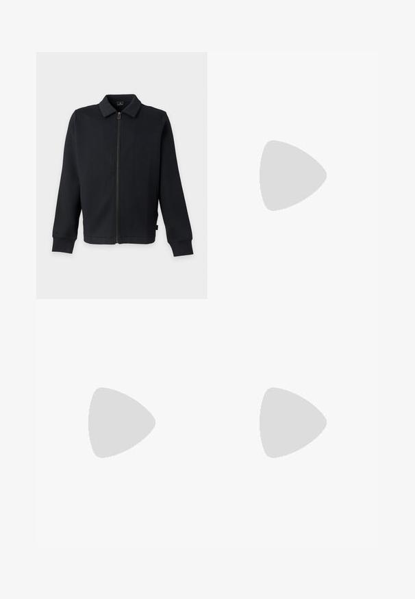 Veste noire zippée avec col et manches longues, avec poches latérales et fermeture éclair frontale.; T-shirt noir uni à manches courtes avec col rond, orné d'un petit patch logo rond noir sur le côté gauche de la poitrine.; Pantalon de jogging noir avec une taille élastique, des jambes fuselées, des poches latérales et une texture de tissu lisse. Présente des détails cousus le long des coutures.; Baskets basses noires avec languette beige au talon, semelle en caoutchouc blanche épaisse, lacets noirs et petite étiquette "PS Paul Smith" sur le côté.