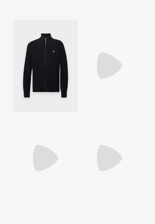 Sort lynlåstrøje med ribbet krave og manchetter, lavet af strikket materiale. Har en lille grøn logo på venstre bryst.; Enkelt hvid T-shirt med korte ærmer og rund hals med et diskret præget logo på den øverste venstre bryst, vist på en hvid baggrund.; Mellemblå højhalsede slim-fit jeans med forreste knap og lynlås, fem-lomme design og subtil udvaskning på lår og knæ.; Sorte sneakers med en kombination af glat læder og ruskind, med en tekstureret sort gummisål og subtil stripingdetalje.