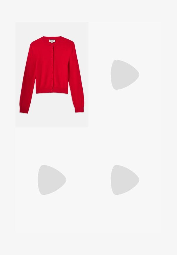 Cardigan rouge en matériau doux, avec un col rond, des manches longues et une fermeture par boutons sur le devant avec un tissu texturé.; Débardeur blanc côtelé avec un col rond et sans manches. Tissu extensible et design ajusté. Étiquette au dos indiquant "GESTUZ."; Jean en denim bleu taille haute avec jambes larges, fermeture devant par bouton et zip, poches avant et arrière, présenté sur un fond uni.; Chaussure plate en cuir noir avec un bout pointu, des accents de boucle en argent et des rivets décoratifs. Elle possède un petit talon et une texture lisse.