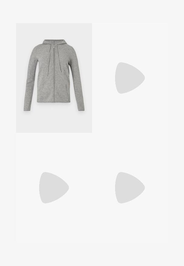 Sweat à fermeture éclair gris en tissu doux, avec capuche à cordon, manches longues et poches latérales, au toucher lisse et au design décontracté.; T-shirt en coton blanc avec un col rond, des manches courtes, un ourlet droit et une texture lisse. Sans motifs ni accessoires supplémentaires.; Jeans en denim gris évasés avec une taille haute, un design à cinq poches, une fermeture à bouton et un dégradé de texture subtil du haut vers le bas.; Ballerines en cuir noir avec un bout rond, texture lisse, détails de couture minimalistes et design de semelle flexible.