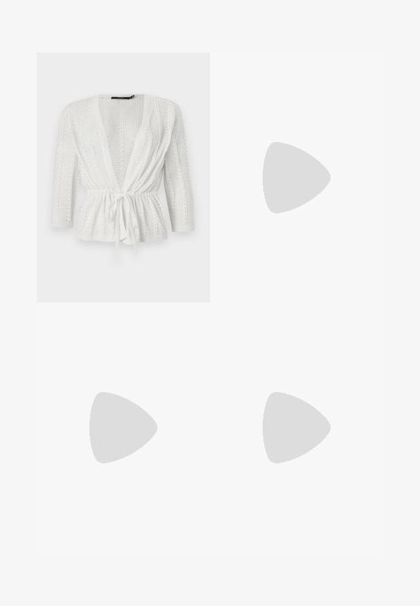 Cardigan blanc en tricot avec devant ouvert, manches longues, motif texturé et ceinture nouée à la taille.; Blouse rouge à manches courtes avec motif œillet en losange et détail noué sur le côté de l’ourlet, confectionnée en tissu léger.; Jean en denim bleu à jambes larges avec un effet délavé à l'avant, bouton avant, fermeture éclair et poches avant avec passants de ceinture.; Ballerine en cuir verni marron avec un bout carré et une lanière ornée d'une petite boucle dorée. Texture lisse, talon bas et design minimaliste.