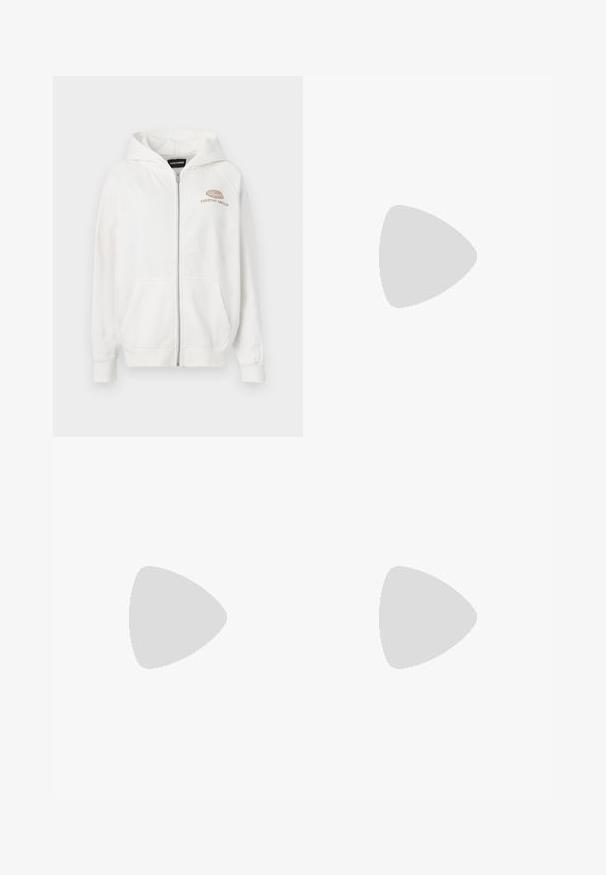 Hvid zip-up hættetrøje lavet af blødt stof, med et frontlogo med "EVERYDAY AMBITION" i lys brun. Inkluderer kængurulommer og ribbede manchetter.; Grå ribbet sportsbh med rund halsudskæring, tykke skulderstropper og subtilt logo-detalje forneden. Blødt, sømløst stof.; Sorte ribstrikkede leggings med høj talje, bred elastisk talje og slanke ben i fuld længde på hvid baggrund.; Hvid chunky sneaker med tyk sål, snørelukning foran og glat syntetisk overdel med subtile syningsdetaljer.