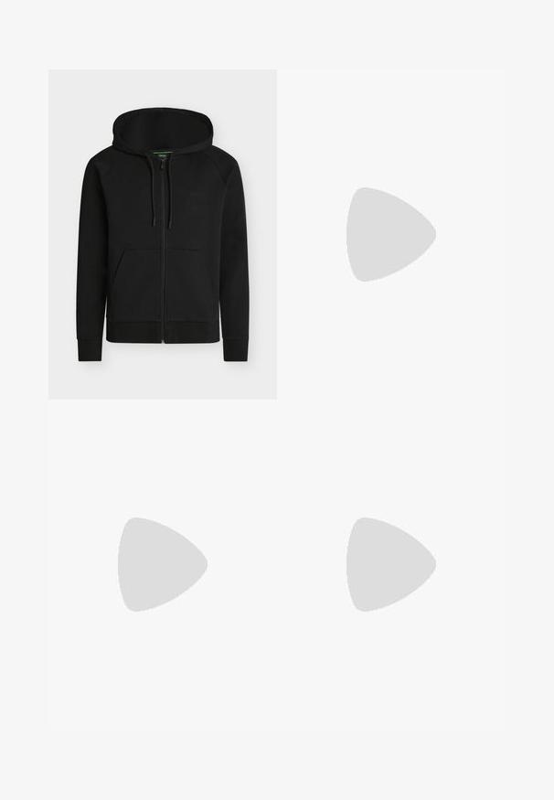 Sweat à capuche noir zippé avec poches avant, capuche réglable par cordon et logo discret « BOSS » sur la poitrine gauche.; T-shirt beige clair à manches courtes et col rond avec un logo embossé subtil sur la poitrine et une étiquette noire à l'intérieur du col.; Shorts noirs mi-cuisses avec poches zippées latérales et fermeture par bouton à la taille, présentés sur un fond blanc uni.; Sneaker basse en cuir noir avec lacets noirs et logo "BOSS" doré, affichée en suspension devant un mur en blocs de verre et un sol gris.