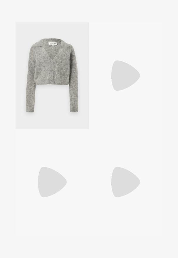 Cardigan gris raccourci en mélange de laine douce. Comprend un col en V, des manches longues et quatre boutons de fermeture à l'avant.; T-shirt blanc côtelé à manches courtes avec col rond, présenté sur un fond gris clair.; Jupe en denim marron clair coupe trapèze avec coutures devant et derrière, fermeture par boutons et passants pour ceinture.; Escarpin femme en daim beige à bout pointu, petit talon fin kitten et finition lisse mate.