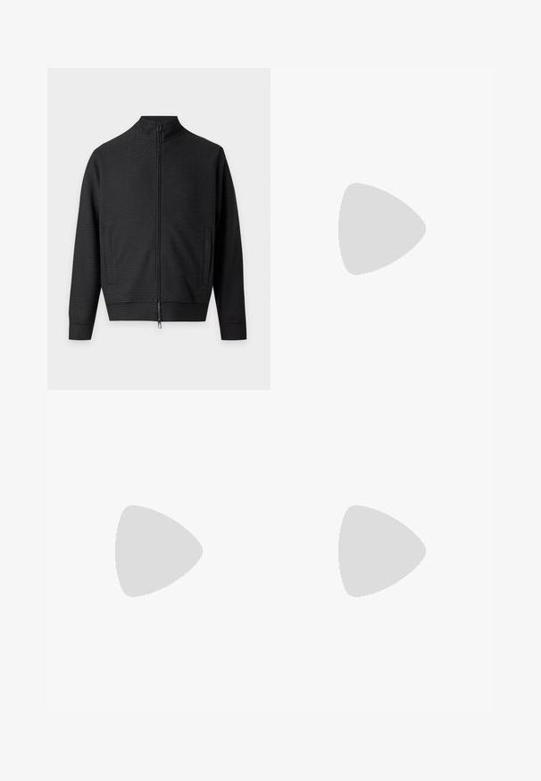 Veste noire zippée, manches longues, deux poches avant et col montant, présentée sur un fond clair uni.; T-shirt noir à manches courtes et col rond avec un motif texturé subtil sur fond uni gris clair.; Legging noir slim avec ceinture élastique, présenté à plat sur un fond blanc.; Sneaker noir en cuir à profil bas avec lacets sur le devant et semelle plate texturée, montré de profil sur un fond neutre.