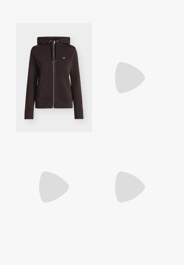 Sweat à capuche zippé marron foncé avec poches avant, capuche à cordon, poignets et bas en côte, et petit logo sur la poitrine gauche.; Robe midi en maille marron foncé à manches courtes et col roulé haut, présentée sur un fond clair uni.; Chaussure plate en cuir verni marron foncé avec une large bride à boucle dorée et un bout arrondi, présentée de profil sur fond blanc.; Sac à main en cuir brun foncé Calvin Klein avec de longues poignées doubles et un petit porte-clé logo suspendu à une poignée.