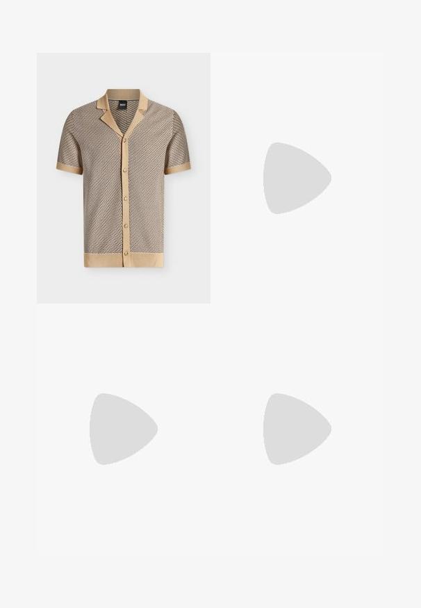 Chemise en maille beige et marron à manches courtes avec un motif géométrique, patte de boutonnage devant, col et poignets contrastants.; T-shirt à manches courtes couleur blanc cassé avec col rond et logo "BOSS" discret sur la poitrine, accompagné d'une étiquette noire au col portant l'inscription "BOSS" en orange.; Short beige longueur genou avec fermeture avant bouton et zip, passants pour ceinture et poches latérales.; Mocassin noir en cuir à enfiler avec semelle beige, positionné en suspension près d'un porte-revues en fil métallique sur un sol en terrazzo.