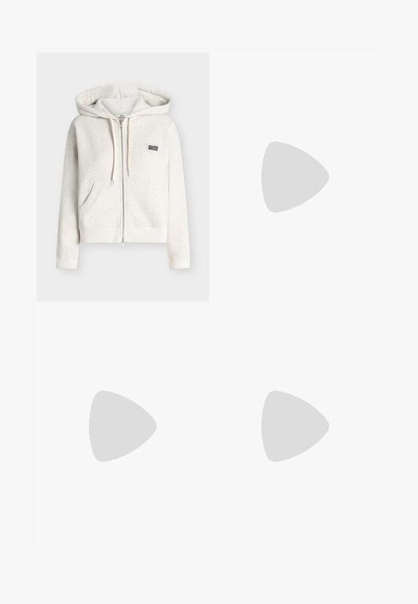 Sweat à capuche zippé beige clair avec poches avant, capuche à cordon, poignets et ourlet côtelés, et un petit logo carré sur la poitrine gauche.; Robe midi blanche sans manches avec des pois bleu marine et un col carré, présentée sur un fond clair.; Jambes portant des leggings côtelés foncés associés à des ballerines noires avec de petits détails en nœud sur fond blanc.; Petit sac à main noir brillant avec deux longues anses et des détails à cordon sur les côtés sur un fond clair uni.