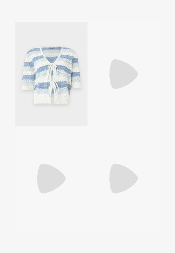 Cardigan en maille à manches courtes, ouverture devant, rayures horizontales bleu et blanc, avec deux liens à nouer à l'avant.; Robe mini en denim sans manches avec des bretelles larges et un nœud à l'avant au niveau de l'encolure en V, légèrement évasée à l'ourlet.; Escarpins à talon slingback en cuir verni beige avec un bout pointu et un talon de 5 cm, présentant des côtés découpés et une fine bride à la cheville.; Sac à main en cuir noir avec boucle dorée et détails à rivets, poignées courtes et bandoulière réglable sur fond blanc uni.