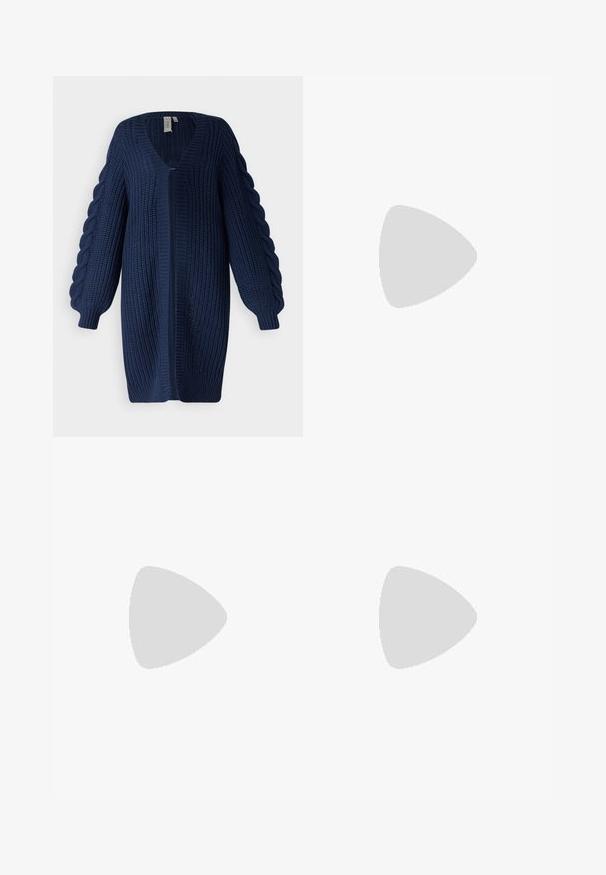 YAS YASSANNE LS KNIT CARDIGAN - Vest - navy blazer; Good American SUPER STRETCH BABY TEE - T-shirt basic - periwinkle; Blauwe denim jeans met een slim fit, met vervaagde delen, vijf zakken en een knoopsluiting. De stof heeft een gladde, licht versleten textuur.; Witte canvas sneakers met rubberen zolen, voorzien van zes vetertjes, een ronde neus en lichte stikdetails, gecombineerd met witte enkelsokken.