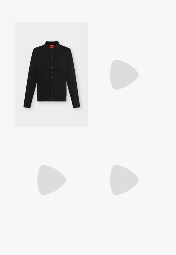 Chemise noire à manches longues boutonnée avec col et poche poitrine, étiquette intérieure rouge marquée "HUGO", présentée sur un fond clair uni.; Débardeur noir sans manches en coton doux. Il présente une encolure ronde et une coupe droite, avec des détails de couture minimaux.; Pantalon noir ajusté à coupe droite, avec un devant plissé et des poches latérales. Confectionné dans un tissu lisse et léger à motif uni.; Mocassin noir en cuir sans lacets exposé sur un tapis beige à côté d'une table en verre ambré de forme incurvée dans une pièce aux tons neutres.