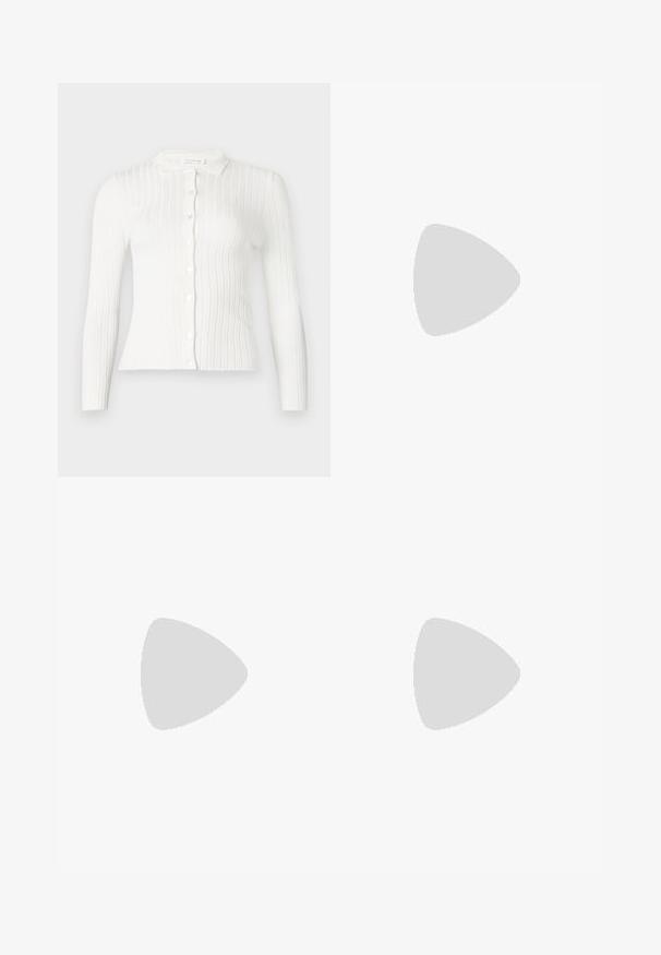 Cardigan blanc en maille côtelée avec manches longues, boutons à l'avant et petit col.; T-shirt noir à manches courtes avec col rond, présentant un cœur rouge et le mot « AMOUR » sur le côté gauche de la poitrine.; Jean denim bleu clair taille haute avec un bouton devant, deux poches plaquées à l'avant et un design de jambes évasées.; Jambes portant des leggings côtelés foncés associés à des ballerines noires avec de petits détails en nœud sur fond blanc.