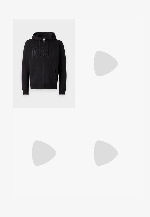 Sweat à zip noir en mélange de coton. Dispose d'une poche kangourou, d'une capuche avec cordon de serrage et d'un grand logo GAP à l'avant en gris foncé.; T-shirt noir uni à manches courtes et col rond pour homme, sans motifs ni logos visibles à l’avant.; Pantalon de survêtement noir avec un design à jambe droite, taille élastique avec un cordon de serrage, sans motifs ni accents visibles.; Baskets blanches avec des accents noirs et gris, présentant un embout texturé gris, une semelle en caoutchouc noir et des lacets plats blancs. Design épuré, style minimaliste.
