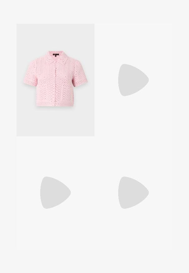 Cardigan rose à manches courtes en crochet avec col, boutons sur le devant et deux poches avant, présenté sur un fond gris clair.; Débardeur ajusté sans manches de couleur violet foncé avec un col rond et un logo discret près de l'ourlet, présenté sur un fond clair uni.; Pantalon en cuir marron avec une taille haute et une ceinture intégrée, présentant une coupe droite et des détails de coutures visibles aux genoux.; Ballerines en cuir noir avec un bout rond, texture lisse, détails de couture minimalistes et design de semelle flexible.