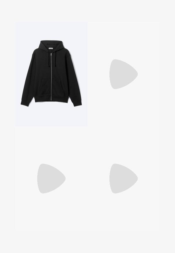 Sweat à capuche zippé noir avec poches avant et cordon de serrage à la capuche, présenté sur un fond clair.; T-shirt noir à manches courtes avec col rond, coupe décontractée, vue de face, design uni et étiquette de la marque Weekday visible à l’intérieur du col.; Jean en denim noir à jambes larges avec poches avant, passants pour ceinture et fermeture par boutons, présenté sur un fond clair uni.; Mocassin en cuir noir avec une large sangle sur le devant, semelle en caoutchouc à épaisse rainure, et texture lisse. Design classique et élégant.