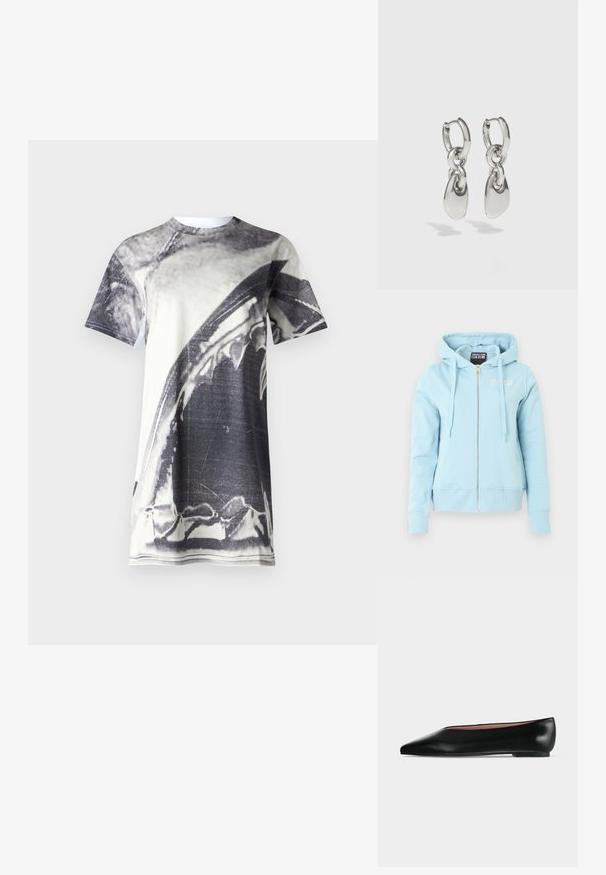 Lyseblå hættejakke med lynlås, snoretræk, ribbet manchetter og kant samt lille "Versace Jeans Couture" logo på brystet og indvendig etiket.; Grafisk t-shirt med et stort sort-hvidt billede af en haj. Lavet af åndbart stof, kortærmet og med rund halsudskæring.; Sort damesko i læder med flad hæl og spids tå, vist fra siden på en ensfarvet lys grå baggrund.; Sølvøreringe med forlængede ovale led, der har en poleret overflade og en struktureret dråpevedhæng. Enkel design med glatte kanter.
