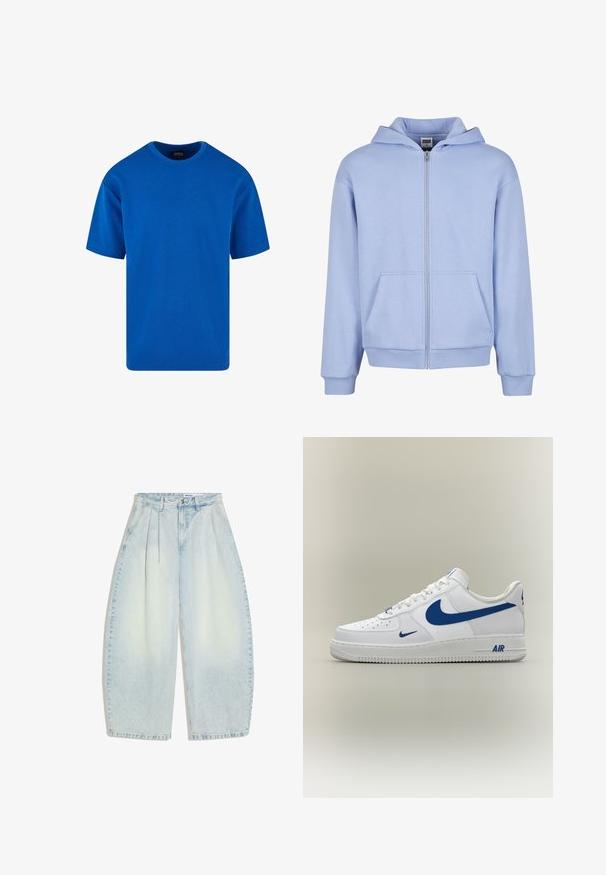 Urban Classics URBAN CLASSICS FLUFFY ZIP HOODY - Sweater met rits - powderblue; Blauw T-shirt met korte mouwen van katoen, met een klassieke ronde hals en een relaxte pasvorm. Zachte textuur zonder zichtbare patronen of accenten.; Lichtblauwe wijde jeans met hoge taille, plooien aan de voorkant en voorzakken, plat gelegd op een witte achtergrond.; Witte Nike Air Force 1 sneaker met blauwe swoosh-logo's en "AIR" tekst op de zool, zijaanzicht op een neutrale achtergrond.