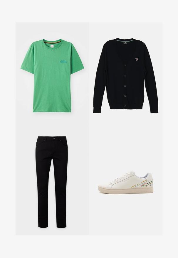 PS Paul Smith MENS CARDIGAN BUTTON THRU - Strickjacke - black; Grünes Baumwoll-T-Shirt mit rundem Halsausschnitt, kurzen Ärmeln und einem kleinen blauen Textdetails im linken Brustbereich. Glatte Textur.; Schwarze Slim-Fit-Jeans mit Knopf- und Reißverschluss, Vorder- und Gesäßtaschen, auf hellem einfarbigem Hintergrund dargestellt.; Weisse Ledersneakers mit einer glatten Textur, ausgestattet mit bunten Linienmustern an der Ferse und einer beigen Gummisohle.