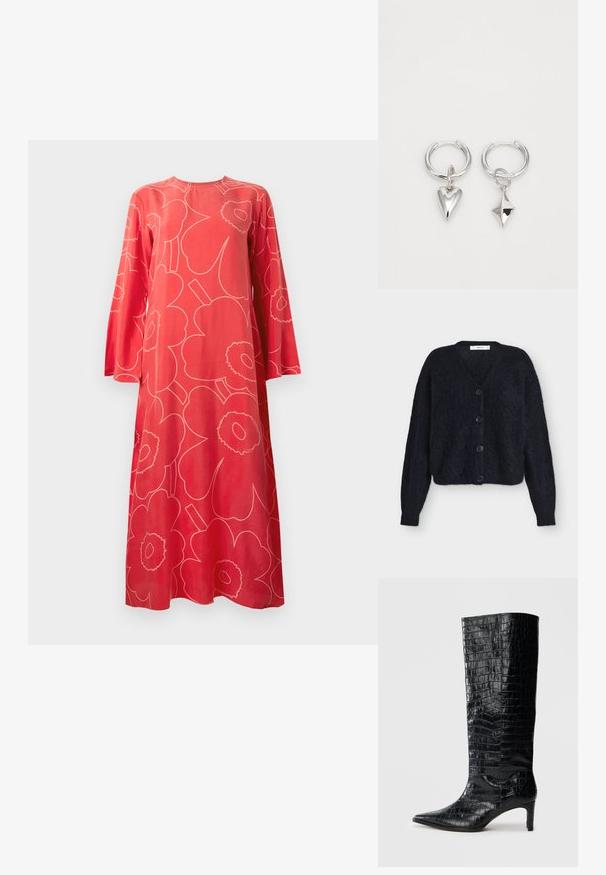 Sort luftig cardigan med lange ærmer, V-udskæring og fire sorte knapper foran, vist på en ensartet lys baggrund.; Rød langærmet maxikjole med stort lyst pink abstrakt blomstermønster og rund halsudskæring mod hvid baggrund.; Sorte knæhøje støvler med en blank, krokodillemønstret tekstur, spids tå og en affaset hæl. Glat syntetisk materiale.; Sølv hoop øreringe med et hjerte og en diamantformet vedhæng. Glat tekstur med en poleret finish.
