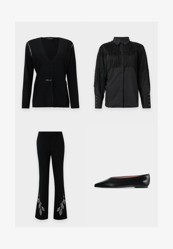 Schwarzer Cardigan mit tiefem V-Ausschnitt und langen Ärmeln, versehen mit einem silbernen Reißverschlussdetail an der Schulter und einem dekorativen Taillengürtel.; Schwarze Bluse mit fransigen Akzenten an den Schultern und am Rücken, mit einer durchgehenden Knopfleiste und langen Ärmeln. Perlenartige Knöpfe an den Manschetten.; Schwarze Schlaghosen mit gestickten silbernen Blattmotiven am Saum. Hergestellt aus glattem Stoff mit strukturiertem Bund und schlanker Passform.; Schwarzer flacher Damenleder-Schuh mit spitzer Kappe und niedrigem Absatz, von der Seite auf einfarbigem hellgrauem Hintergrund gezeigt.