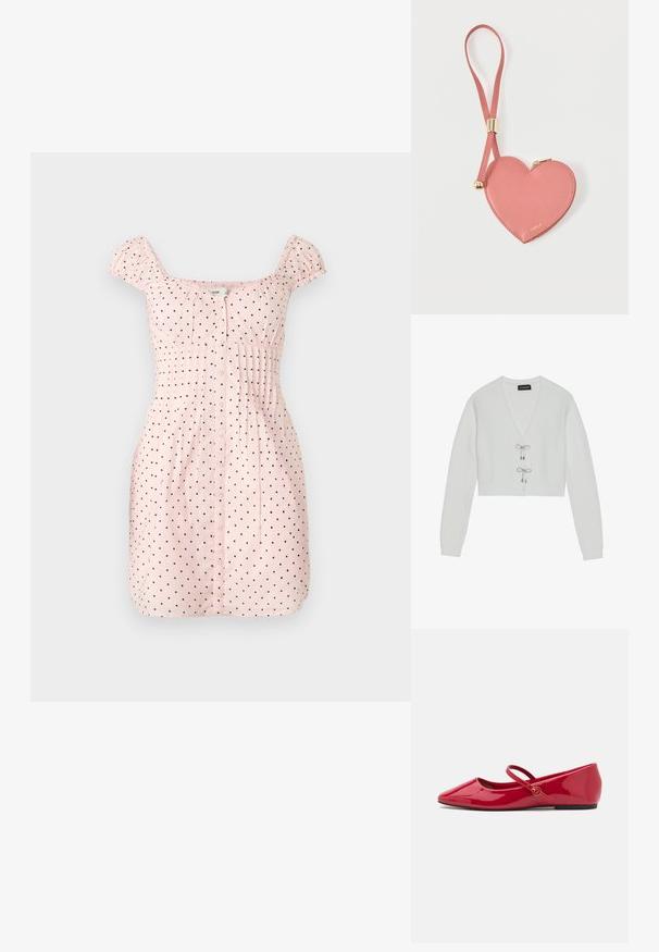 Even&Odd by Zalando Chaqueta de punto - 001 - white; Vestido corto rosa claro con lunares negros, escote cuadrado, mangas cortas fruncidas, botones en la parte delantera y pliegues ceñidos en la cintura.; Zapatillas tipo ballet de charol rojo con punta puntiaguda, correa en el tobillo y pequeño adorno redondo en la correa. Suela plana y textura suave.; Monedero de cuero rosa en forma de corazón con correa para la muñeca y cremallera dorada, con la marca "Furla" en pequeño texto dorado.