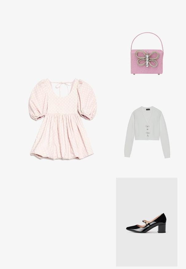 Even&Odd by Zalando Vest - 001 - white; Lichtroze jurk met witte polkadots, met geplooide korte mouwen, een rugstrikhalssluiting, een getailleerde taille en een vloeiende rok.; Zwarte lakleren Mary Jane-hakken met een spitse neus, een middelgrote blokhak en een decoratieve gouden gesp op de band.; Roze glitterhandtas met een vlinderontwerp van rhinestones, met een gestructureerde vorm en een enkele handgreep aan de bovenkant.