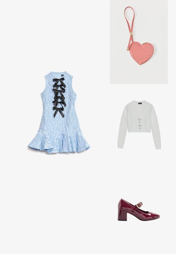 Even&Odd by Zalando Kardigán - 001 - white; Bezrukávové svetlomodré štruktúrované šaty s rozšíreným lemom a šiestimi čiernymi saténovými mašľami po celej strednej časti.; Lesklá tmavočervená obuv Mary Jane s nízkym blokovým podpätkom a zlatou prackou na popruhu cez hornú časť.; Ružová kožená mincovka v tvare srdca s remienkom na zápästie a zlatým zipsom, označená malým zlatým nápisom „Furla".
