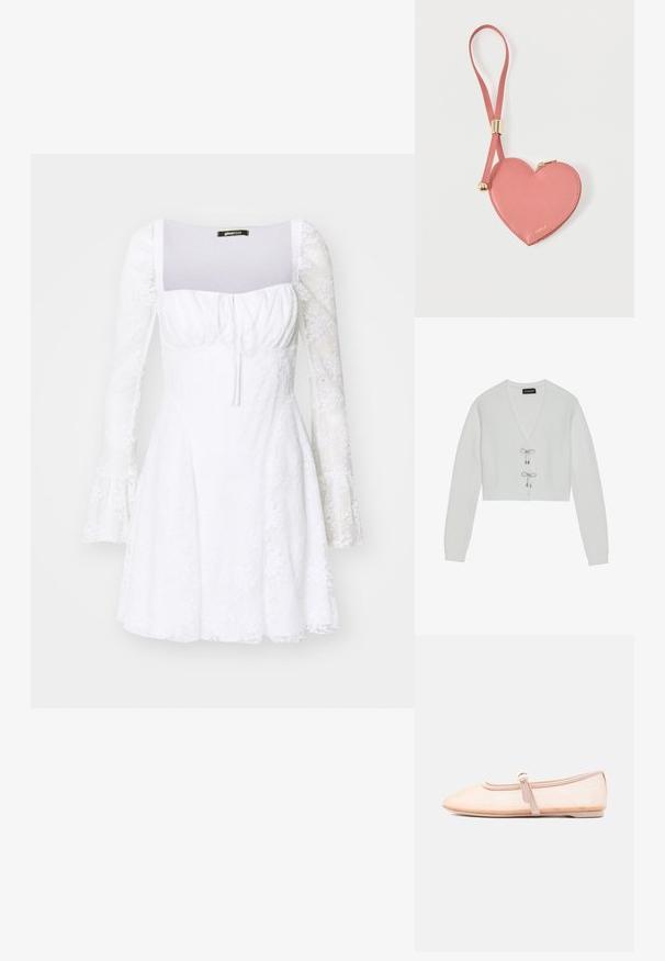 Even&Odd by Zalando Strickjacke - 001 - white; Weißes Kleid mit tailliertem Oberteil, quadratischem Ausschnitt und langen durchsichtigen Ärmeln. Ausgestellte Manschetten, strukturierten Stoff und geraffte Details an der Vorderseite.; Hellbeiger flacher Schuh mit spitz zulaufender Vorderkappe und einem einzelnen seitlichen Schnallenriemen, präsentiert auf weißem Hintergrund.; Pinkes herzförmiges Leder-Münzetui mit Handgelenkriemen und goldenem Reißverschluss, mit kleinem goldfarbenem "Furla"-Schriftzug.