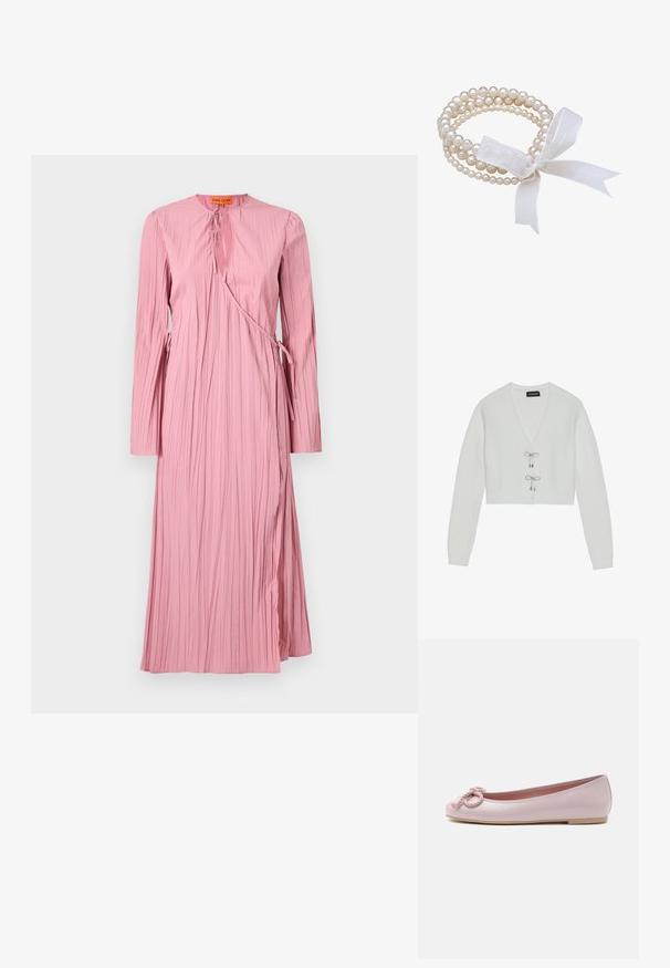Even&Odd by Zalando Cardigan - 001 - white; Langærmet, pink kjole med et textured, plisseret design, udskåret hals og justerbare bånd i taljen for en indpakningsstil.; Lyserød lakballerina med rundet tå, snoet snøre sløjfe foran og lav beige sål på hvid baggrund.; Hvid perlearmbånd med flere tråde, der har forskellige størrelser af perler. Bundet med en gennemsigtig hvid båndsløjfe.