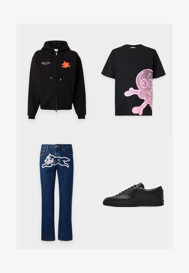 Sort hættejakke med lynlås, frontlommer, snoretræk, hvid kursiv tekst på venstre bryst og orange-rødt fuglegrafik på højre bryst.; Sort T-shirt med korte ærmer med en stor lyserød prikket tegneseriekranium og korslagte knogler trykt på nederste højre side.; Blå denim jeans med lige ben, der har et stort hvidt grafisk motiv af et springende væsen på den bageste lomme. Standard femlomme-design.; Sort lavtstående lædersneaker med snørebånd foran og flad gummisål, vist fra siden på en ensartet hvid baggrund.