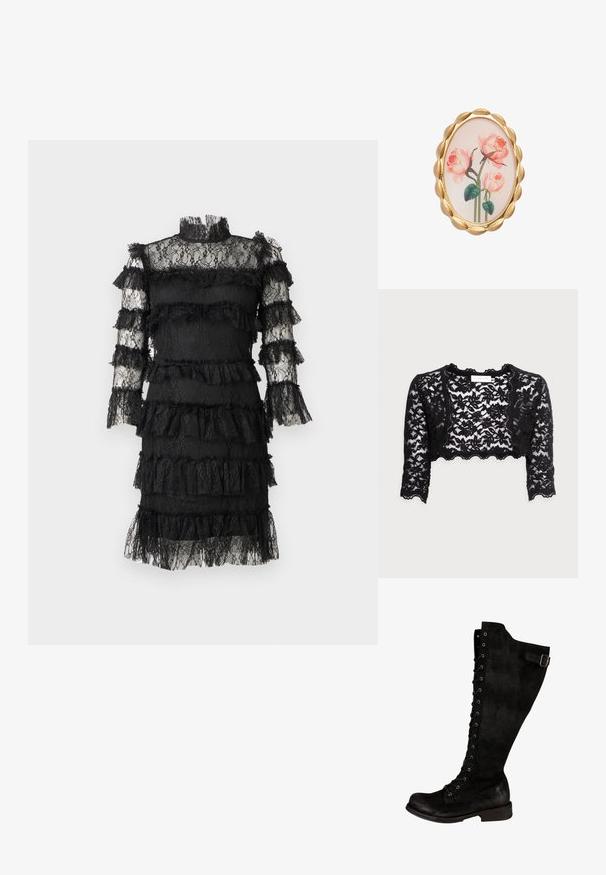 Sort lace crop jakke med en scalloped kant, lange ærmer og intrikate blomstermønstre. Letvægtig, gennemsigtig tekstur.; Sort blonder-knælang kjole med høj hals, lange gennemsigtige ærmer og lagdelt flæsedetalje over krop og arme.; Sorte knæhøje støvler i ruskind, med snørebånd foran, sølvøjer og en side-rem med spænde. Flad hældesign.; Aformet broche med en guldfarvet scalloped kant, der har et blomstermotiv af lyserøde roser på en lys baggrund. Glat tekstur og detaljeret grafik.