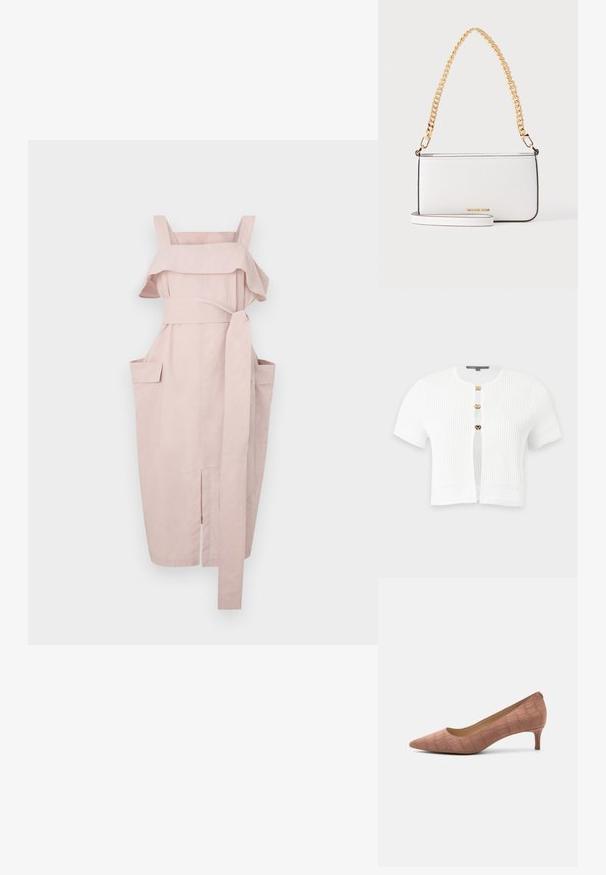 Hvid kortærmet ribstrikket cardigan med tre guldspænder og dekorative strikkede mønstre på ærmer og kant.; Lys pink kjole med volang-udskæring, brede stropper, bånd i taljen og to sidelommer. Har en lige skæring og slids i kanten.; Spids tå, nøgen lyserød ruskind højhælet sko med krokodillemønstret tekstur og en lav stiletthæl på hvid baggrund.; Hvid rektangulær lædertaske med tynd sort kant, guld kædehåndtag og lille guldlogo på frontens midte.