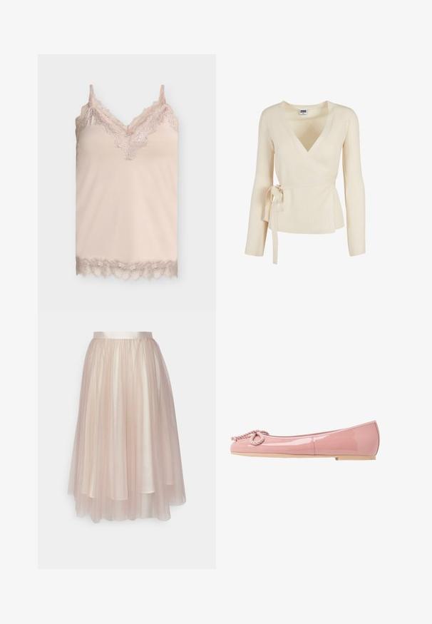 Haut enveloppant beige à côtes avec un décolleté en V profond, des manches longues et un détail noué à la taille. Texture douce avec un motif subtil.; Caraco en soie beige avec bordure en dentelle le long de l'encolure en V, des bretelles et de l'ourlet sur un fond gris clair uni.; Ida Sjöstedt FLAWLESS SKIRT - Jupe trapèze - warm beige; Ballerines en cuir verni rose avec un bout arrondi, détail en corde à l'avant et semelle en caoutchouc beige. Fini lisse et brillant sur l'ensemble.