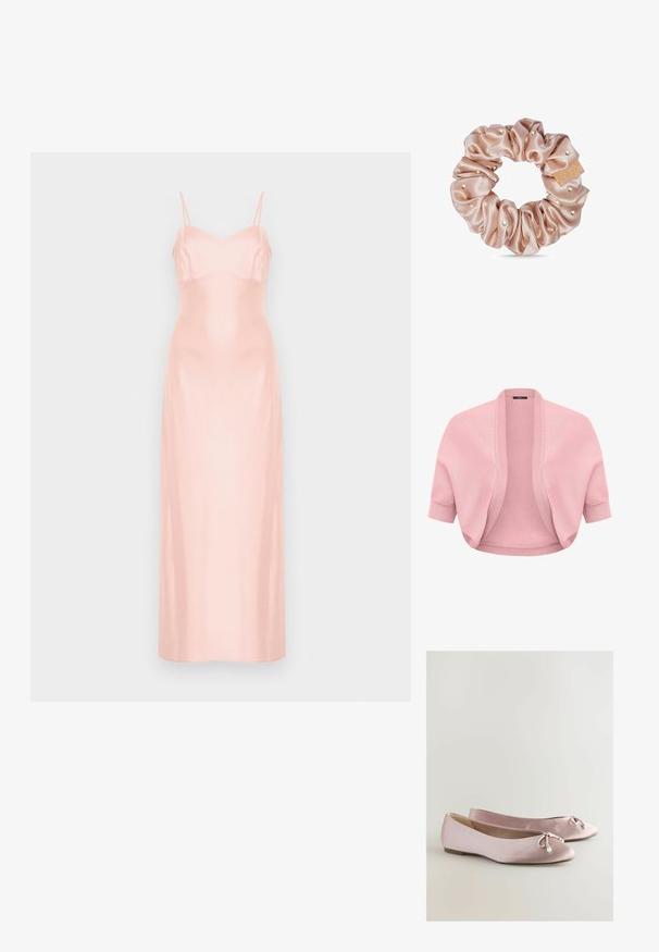 Weicher, rosa gestrickter Bolero mit kurzen Ärmeln, geripptem offenem Vorderteil und enganliegenden Bündchen, entworfen zum Überziehen über Oberteile oder Kleider.; Langes, hellrosa Satinkleid mit dünnen Spaghettiträgern und figurbetontem Oberteil, vor einem schlichten weißen Hintergrund präsentiert.; Rosa Satin-Ballettschuhe mit abgerundeter Zehe, dekorativem Bogen und Perlenakzent. Flache Sohle mit glatter Struktur und niedrigem Profil.; Beige Satin-Haargummi, dekoriert mit kleinen Perlen und einem Stoffetikett mit goldener Schrift auf weißem Hintergrund.
