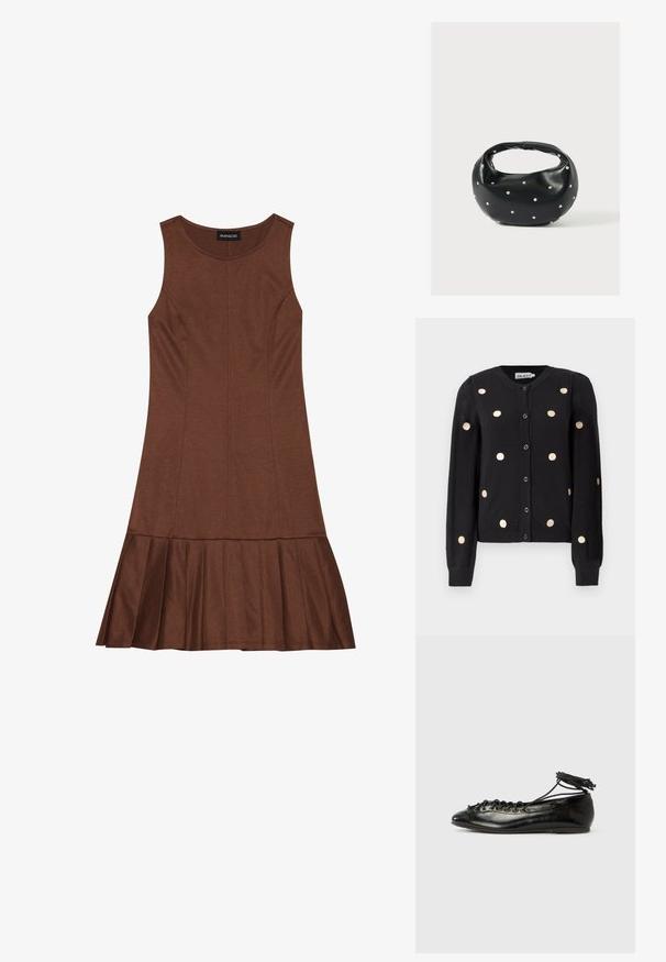 Sort, knaplukket cardigan med lange ærmer, der har jævnt fordelte store beige prikker samt ribbet manchetter og kant.; Brun ærmeløs kjole med tætsiddende top og flagrende, plisseret kant, lavet af et glat materiale med synlig sømsyning.; Sorte balletflade sko i laklæder med rundet tå, snørelukning og flad sål. Glat tekstur med få detaljer.; Sort læderhåndtaske med en rundet form, dekoreret med sølvnitter, og et kort håndtag. Glat tekstur og lynlåslukning.