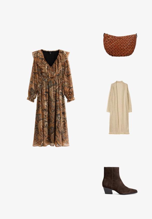 Lange beige openvallende cardigan met los breipatroon, lange mouwen en franjes aan de zoom.; Lange, bruine paisley jurk met een geraffineerde halslijn en lange mouwen. Het patroon bevat zwarte, crèmekleurige en roestkleurige tinten; lichtgewicht, vloeiende stof.; Bruine suède enkellaarsjes met een puntige neus, middelgrote blokhak en minimale stiksels voor een strakke uitstraling.; Bruine leren schoudertas met geweven patroon en ritssluiting bovenop, afgebeeld tegen een witte achtergrond.