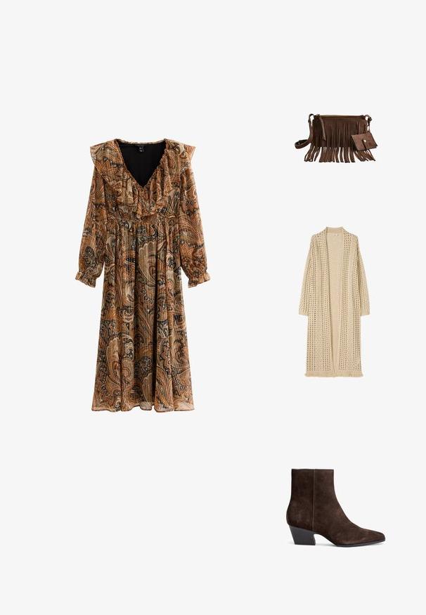 Lang beige åben-front cardigan med løs strikkemønster, lange ærmer og frynser forneden.; Lang, brun paisley-kjole med flæse-udskæring og lange ærmer. Mønsteret har sorte, cremefarvede og rustfarvede nuancer; let, svævende stof.; Brune ruskind ankelstøvler med spidse tæer, mellemhøj blokhælt og minimal syning for et elegant udseende.; Brun ruskind crossbody taske med lange frynser og en matchende lille pung, begge med guldfarvet hardware.
